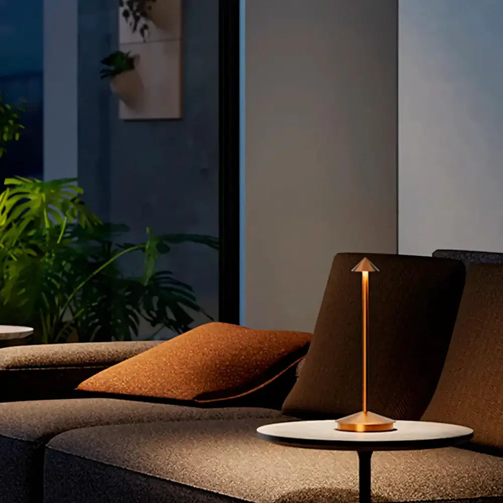 Luminária de Mesa Sem Fio Recarregável Pina Pro Luminária portátil com bateria de longa duração e ajuste de luz A Luminária de Mesa Pina Pro é um dos modelos mais desejados entre as luminárias sem fio recarregáveis de alto padrão. Com autonomia de até 15 horas, ela oferece iluminação estável e elegante, perfeita para quem busca praticidade e estilo. Seu design minimalista combina com ambientes modernos e sofisticados, como salas de estar, quartos, escritórios e restaurantes refinados. Essa luminária portáti