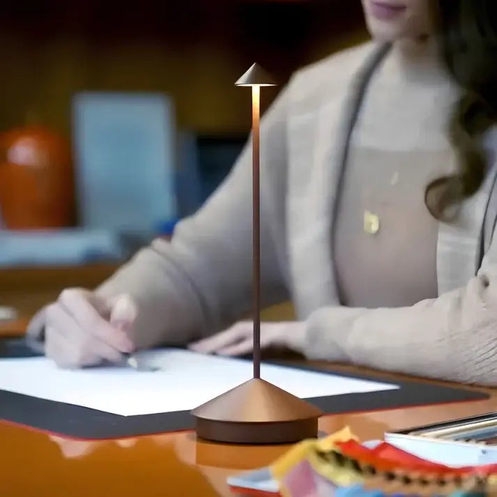 Luminária de Mesa Sem Fio Recarregável Pina Pro Luminária portátil com bateria de longa duração e ajuste de luz A Luminária de Mesa Pina Pro é um dos modelos mais desejados entre as luminárias sem fio recarregáveis de alto padrão. Com autonomia de até 15 horas, ela oferece iluminação estável e elegante, perfeita para quem busca praticidade e estilo. Seu design minimalista combina com ambientes modernos e sofisticados, como salas de estar, quartos, escritórios e restaurantes refinados. Essa luminária portáti