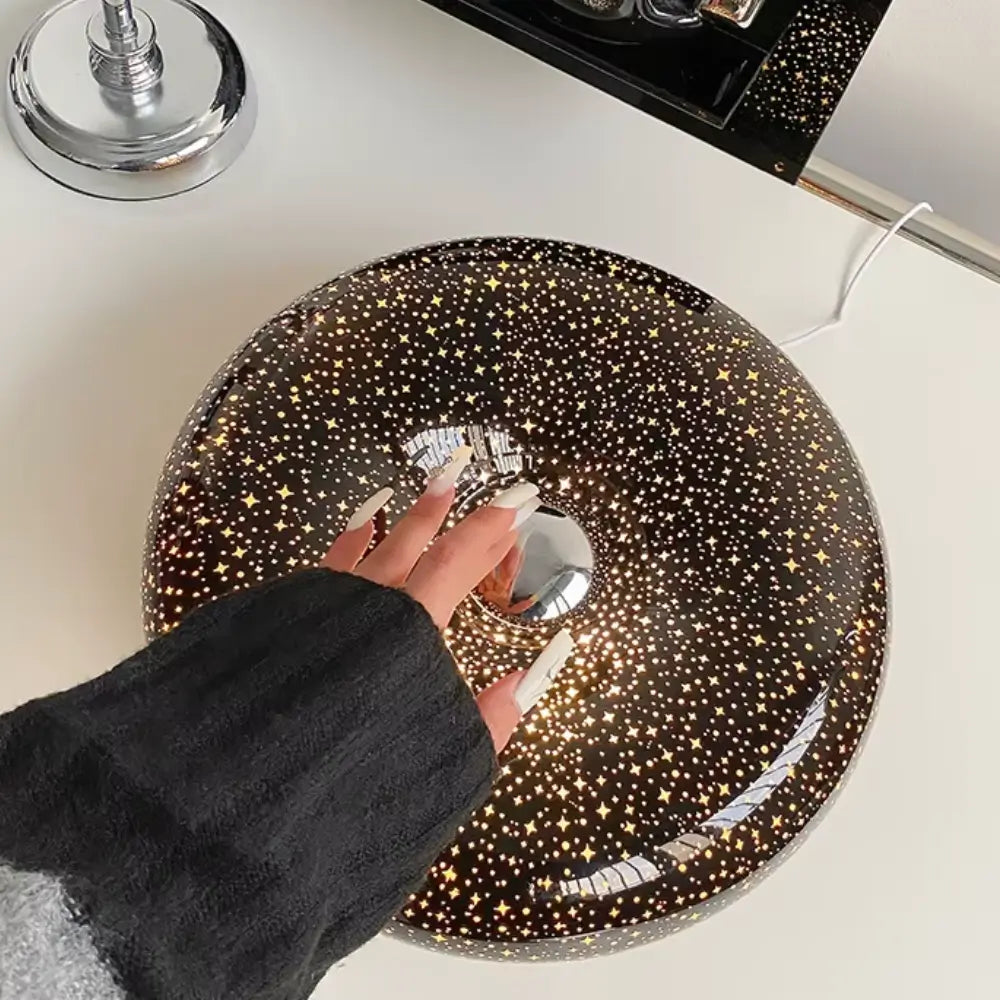 luminária de parede preta, luminária de vidro estrelado, luminária donut, luminária decorativa LED, luminária de parede quarto, luminária com luz tricolor, luminária sofisticada, luminária parede moderna, luminária de parede com toque, luminária criativa LED, luminária radiant parede, iluminação decorativa quarto, luminária donuts, luminária de parede donuts, luminária donuts preta