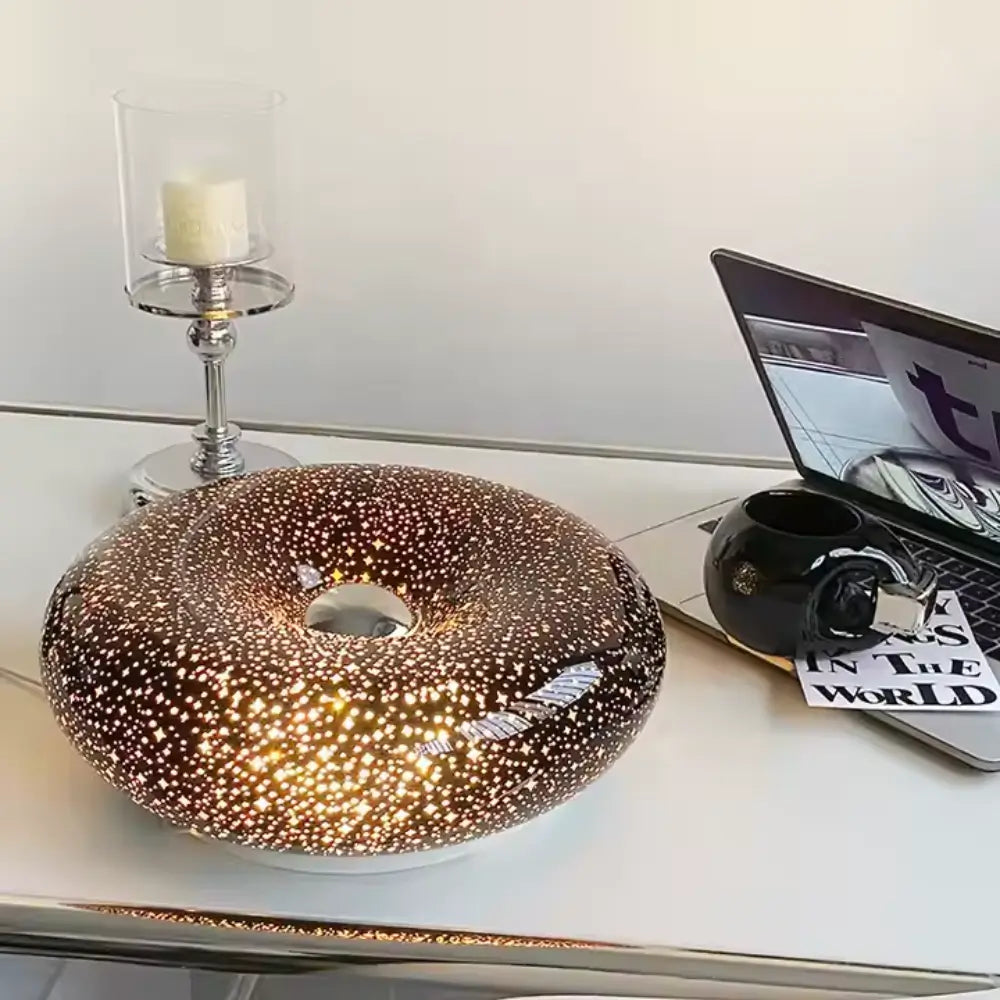luminária de parede preta, luminária de vidro estrelado, luminária donut, luminária decorativa LED, luminária de parede quarto, luminária com luz tricolor, luminária sofisticada, luminária parede moderna, luminária de parede com toque, luminária criativa LED, luminária radiant parede, iluminação decorativa quarto, luminária donuts, luminária de parede donuts, luminária donuts preta