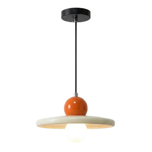Lustre pendente estilo francês minimalista na cor laranja, tamanho 20cm, com luz acesa e isolado em fundo neutro