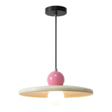 Luminária pendente moderna minimalista acesa, destacando a cúpula em metal creme e a esfera superior rosa com design retrô. Uma excelente opção de lustre colorido e elegante para sala de jantar ou quarto.