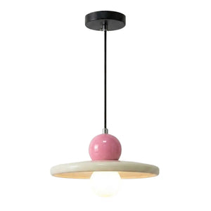 Lustre pendente estilo francês minimalista na cor rosa suave, tamanho 20cm, com luz acesa e isolado em fundo neutro