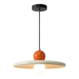 Luminária pendente moderna de estilo retrô e minimalista, modelo orbital da Série Cream. Cúpula principal em metal laqueado creme fosco com a meia-esfera superior em terracota laranja queimado. Possui cabo trançado marrom e detalhes dourados. Visão frontal isolada contra fundo branco. Ideal como lustre moderno para sala de jantar.