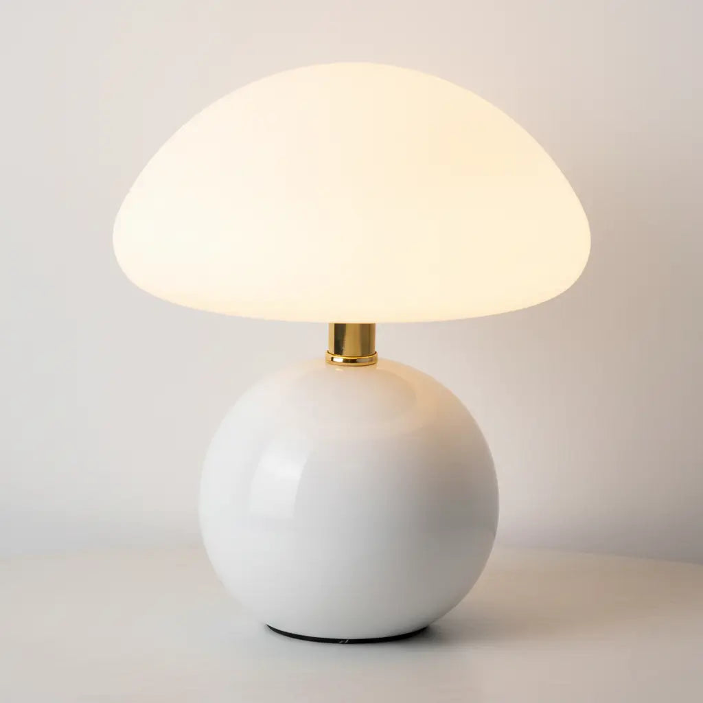 Abajur de cerâmica branco com design cogumelo, com base esférica e cúpula difusa. Ideal para mesas e ambientes com iluminação minimalista