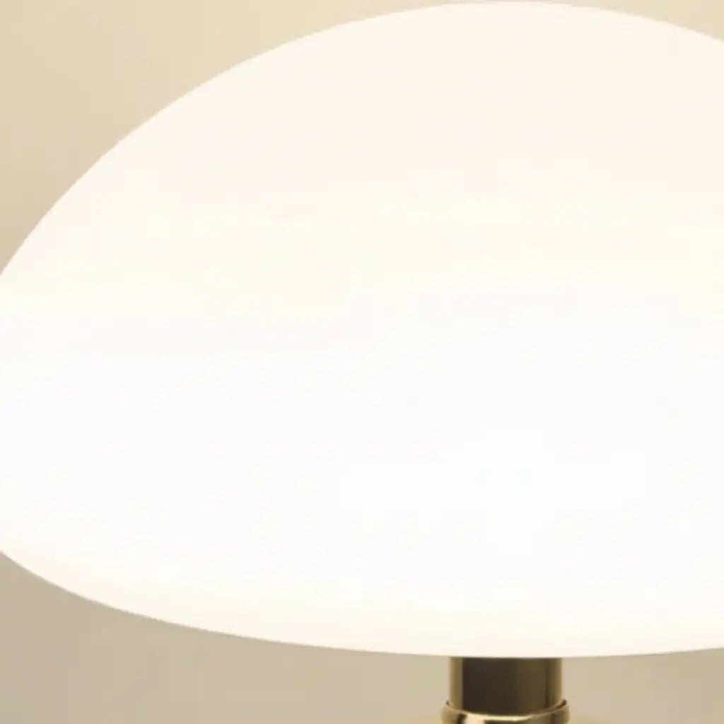 Close-up da cúpula de acrílico branca do abajur cogumelo, mostrando a luz LED difusa e suave que proporciona conforto visual. Ideal para abajur de cabeceira