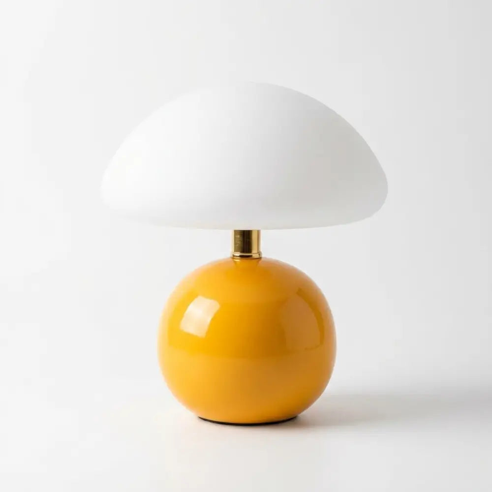 Abajur Cogumelo Laranja aceso com luz quente suave em fundo neutro. Luminária de mesa com design retro e cúpula em acrílico vibrante