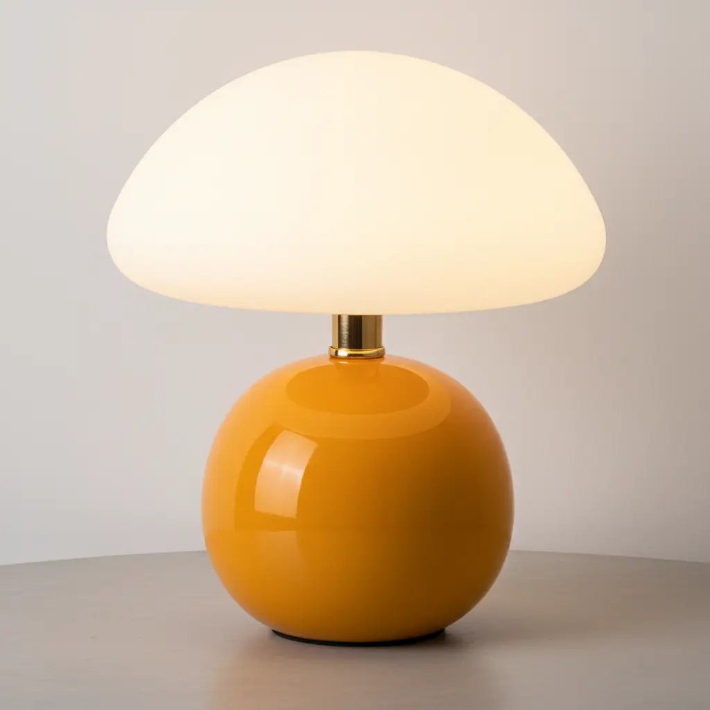 Abajur cogumelo laranja moderno em um fundo claro, destacando a base de cerâmica brilhante e a cúpula branca difusa. Abajur de mesa de design com estilo e personalidade