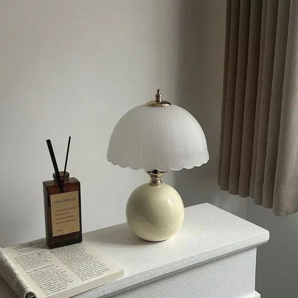 Abajur Cogumelo Limoges sobre superfície branca em decoração minimalista com difusor de ambiente