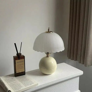 Abajur Cogumelo Limoges sobre superfície branca em decoração minimalista com difusor de ambiente