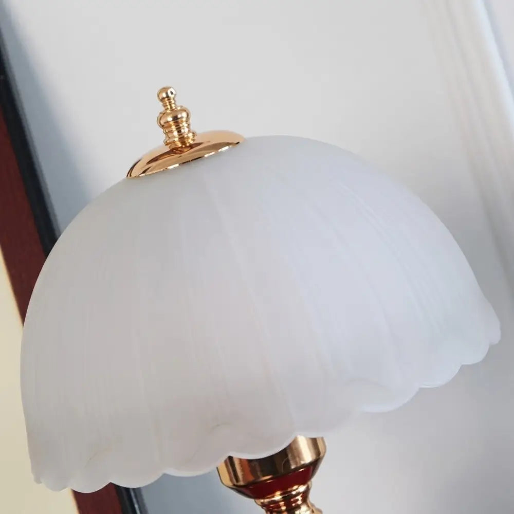 Detalhe da cúpula em vidro fosco canelado branco do Abajur Cogumelo Limoges com borda scalopada e acabamento dourado
