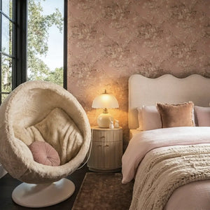 Abajur Cogumelo Limoges em quarto infantil com papel de parede floral e cabeceira estofada creme