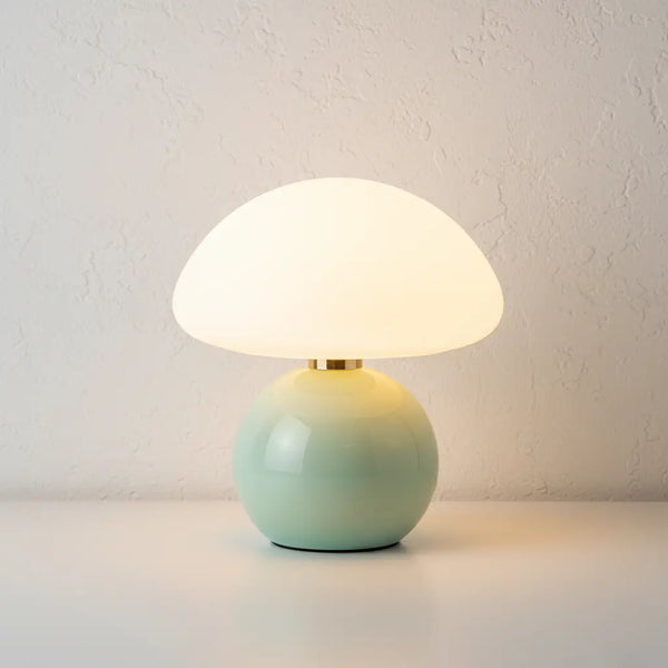 Abajur cogumelo de cerâmica na cor verde menta, com base esférica e cúpula difusa. Perfeito para iluminação de design em quartos e salas