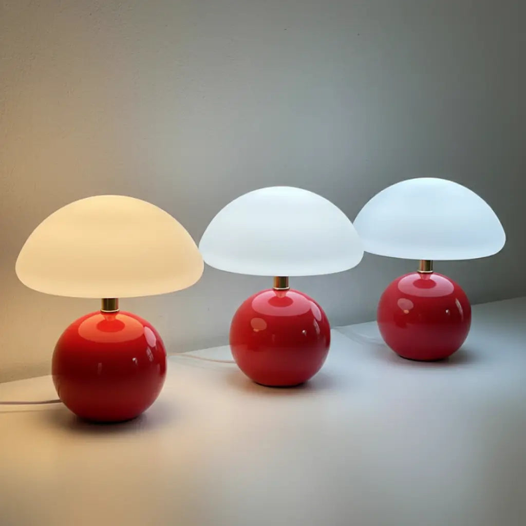 Abajur cogumelo vermelho mostrando luz quente, neutra e fria lado a lado