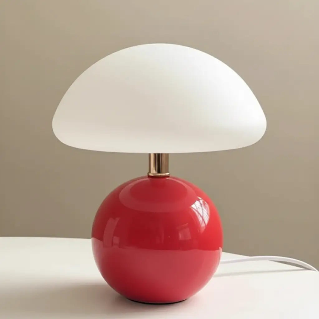 Abajur cogumelo vermelho em cerâmica com cúpula branca de acrílico acesa