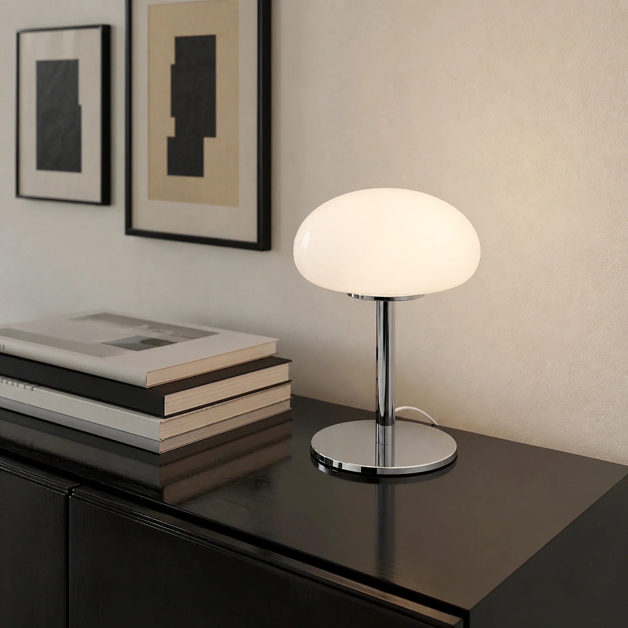 Abajur Cogumelo de Vidro LED USB Branco Alba em aparador escuro com livros de arte