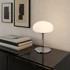 Abajur Cogumelo de Vidro LED USB Branco Alba em aparador escuro com livros de arte