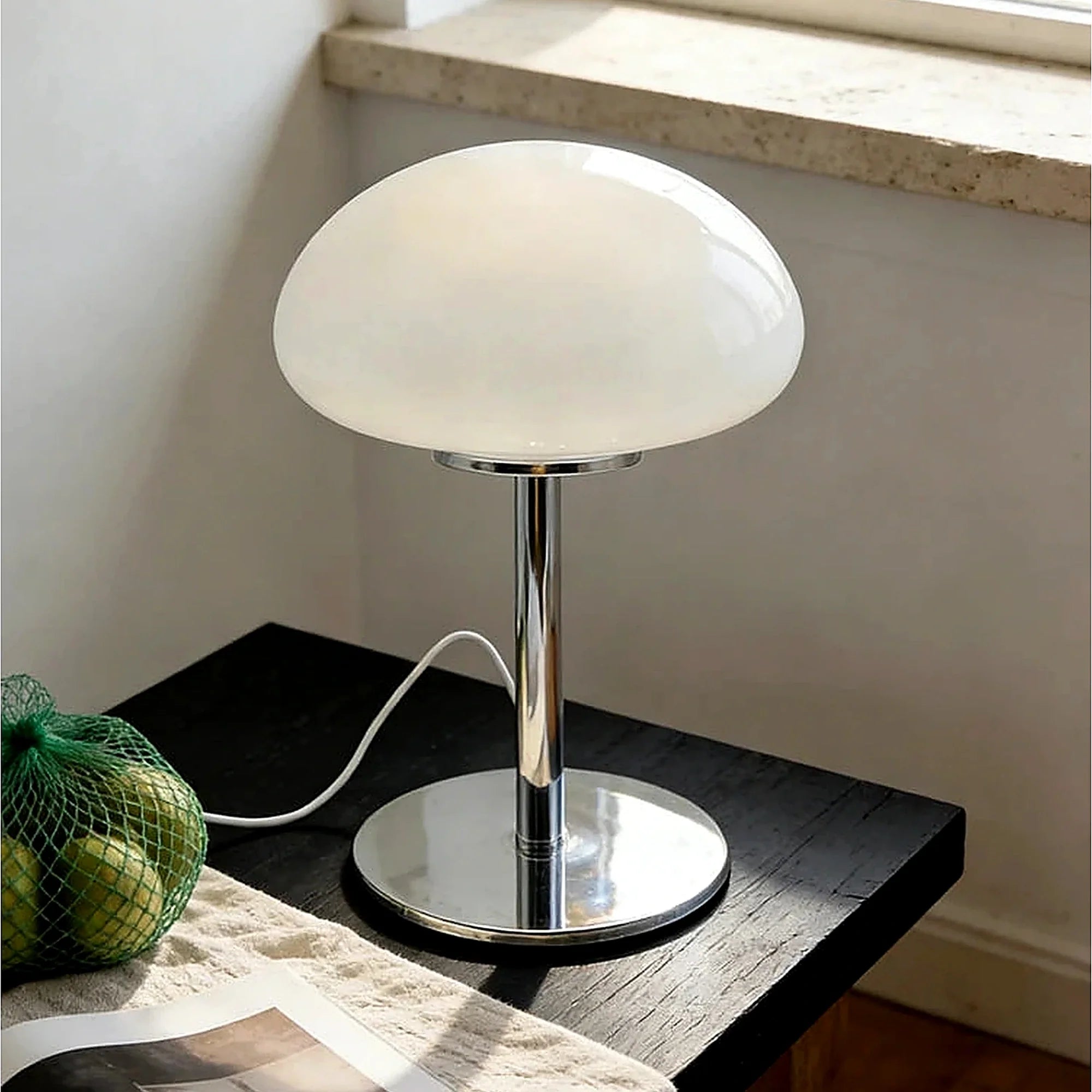 Abajur Cogumelo de Vidro LED USB Branco Alba em mesa lateral