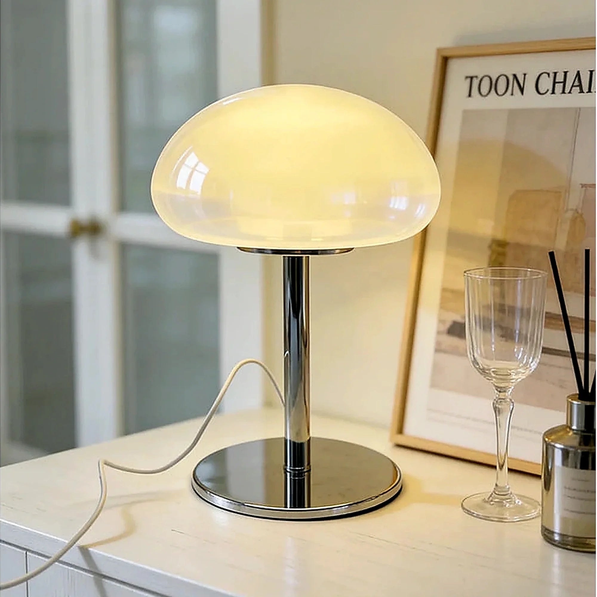 Abajur Cogumelo de Vidro LED USB Creme Solvi em home office claro