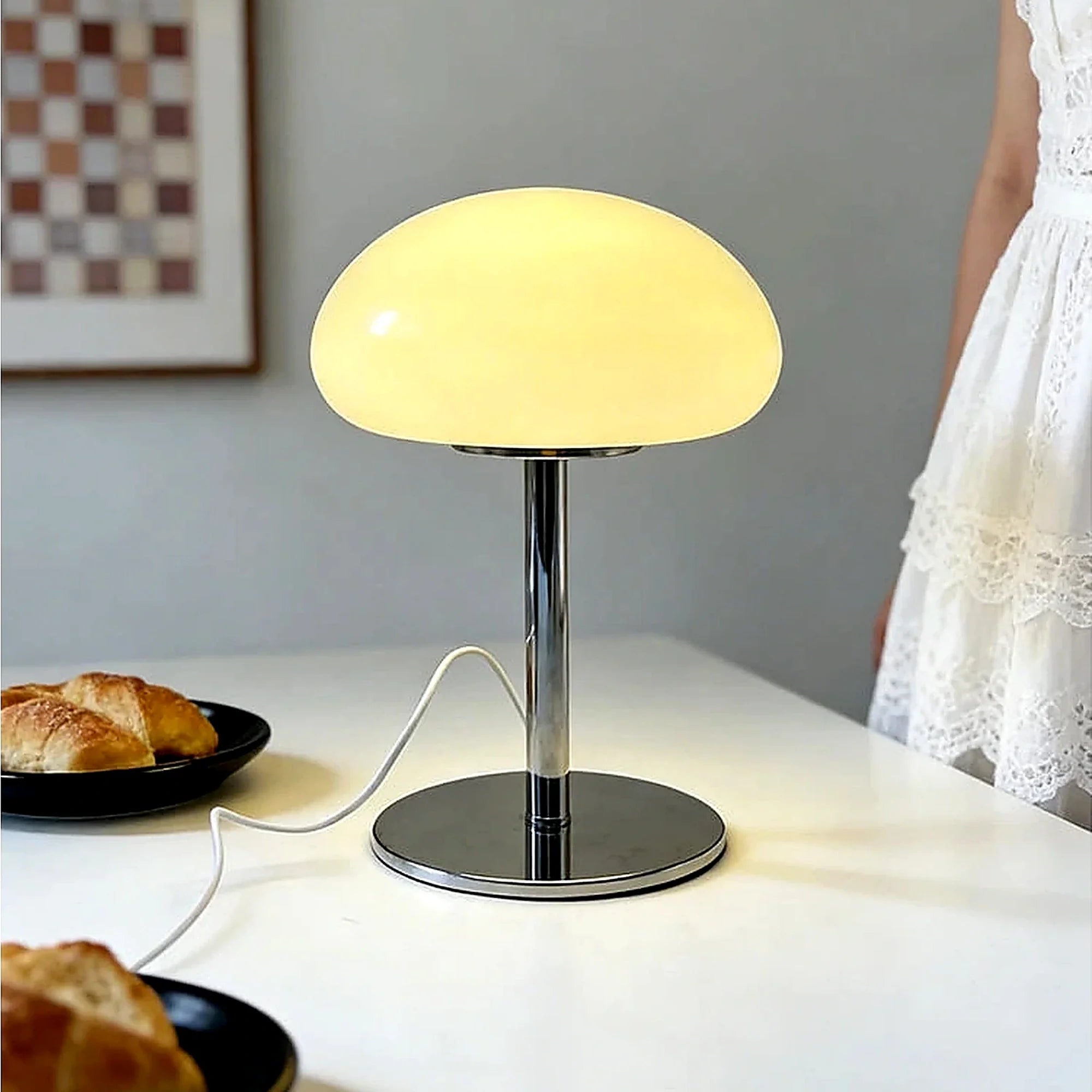 Abajur Cogumelo de Vidro LED USB Creme Solvi sobre mesa