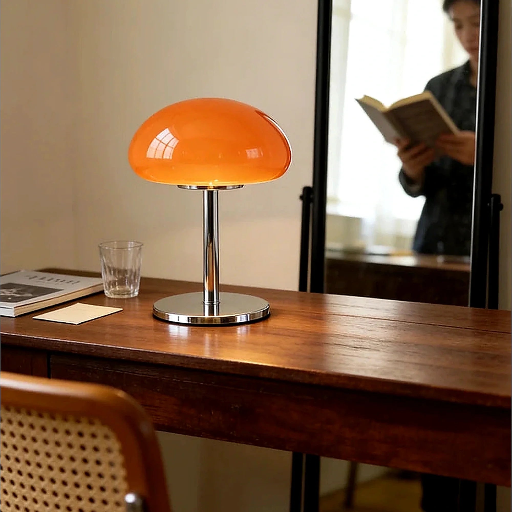 Abajur Cogumelo de Vidro LED USB Laranja Auri em aparador com espelho