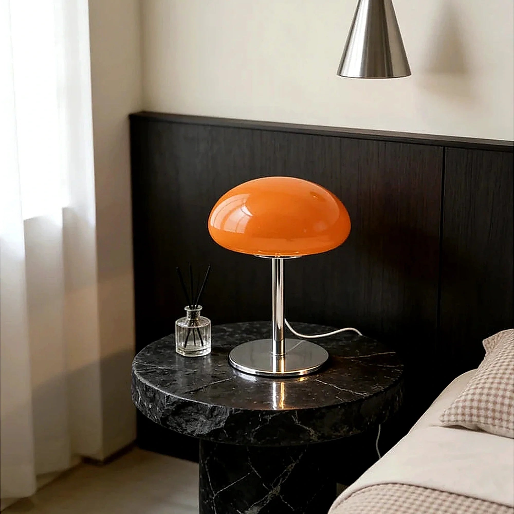 Abajur Cogumelo de Vidro LED USB Laranja Auri em mesa de cabeceira