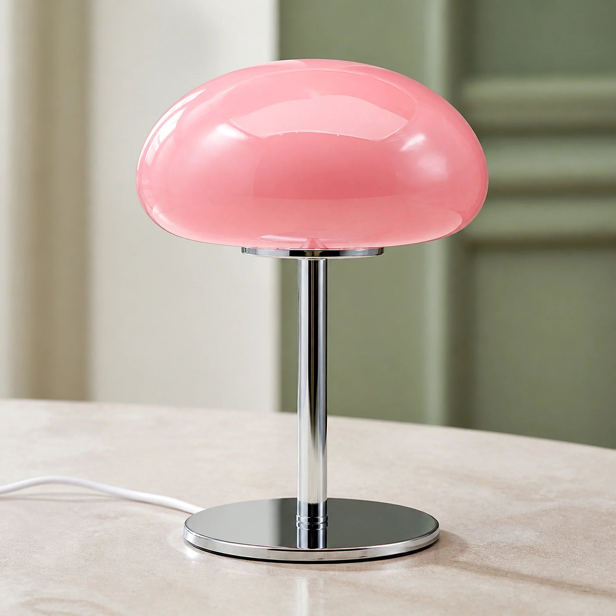 Detalhe do vidro rosa e base cromada do Abajur Cogumelo LED USB Liv