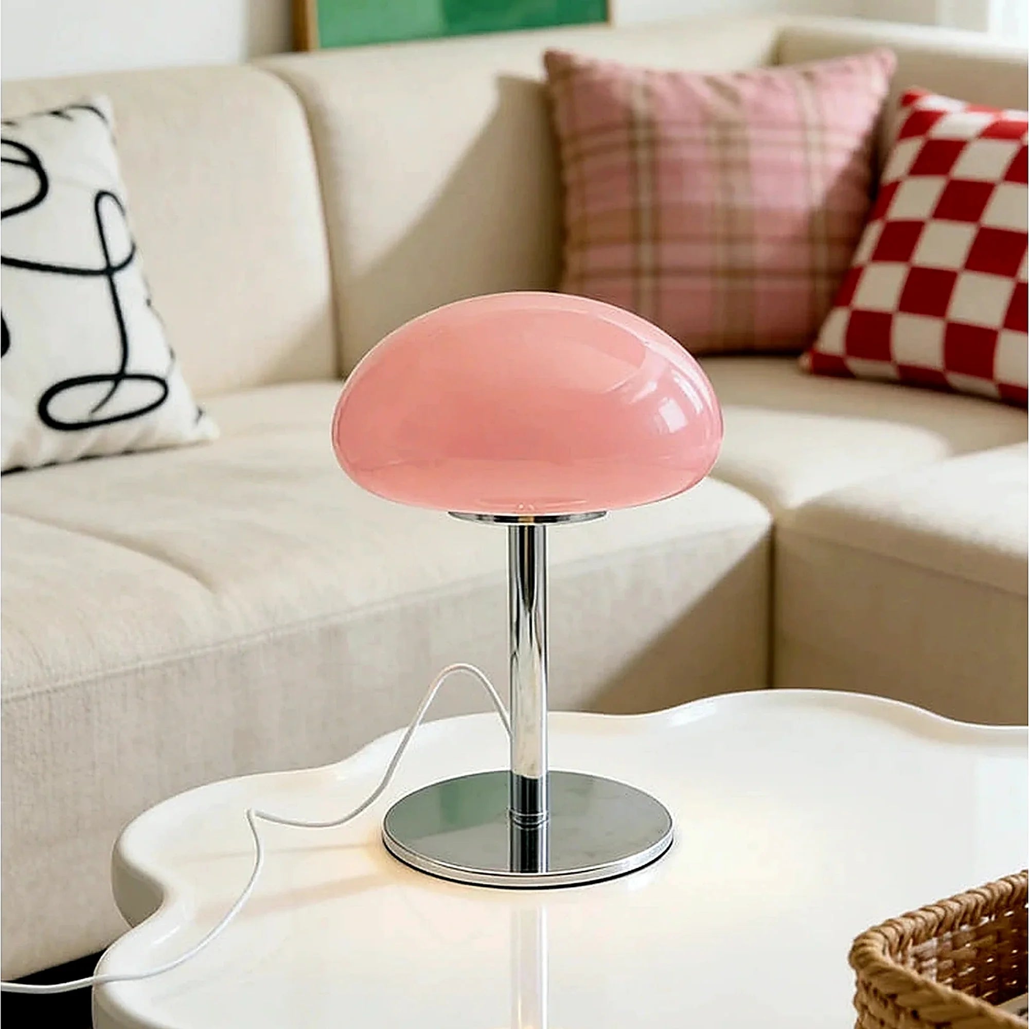 Abajur Cogumelo de Vidro LED USB Rosa Liv em sala com mesa baixa