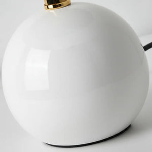 Close-up da base esférica de cerâmica branca, evidenciando o acabamento brilhante e o design orgânico. Perfeito para realçar a qualidade do material nobre