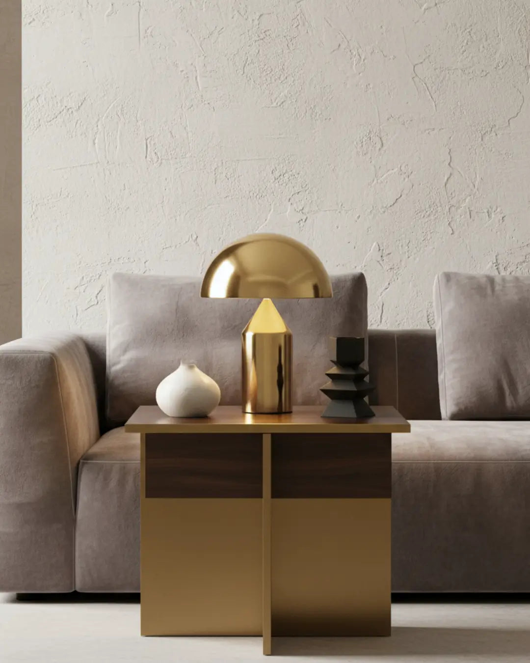 Abajur dourado moderno em formato de cogumelo, posicionado em uma elegante mesa lateral de madeira e metal. A luminária de mesa de design cria um ponto de luz sofisticado em uma sala de estar com sofá cinza e parede texturizada
