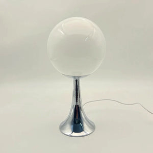 Abajur Globo Eira em fundo neutro com base cromada e cabo branco