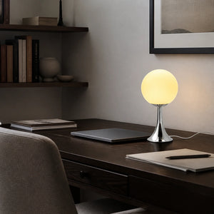 Abajur Globo Luma em home office com luz fria suave
