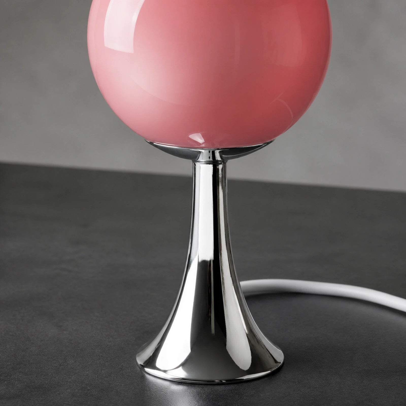 Detalhe do globo rosa translúcido e da base cromada do Abajur Mika
