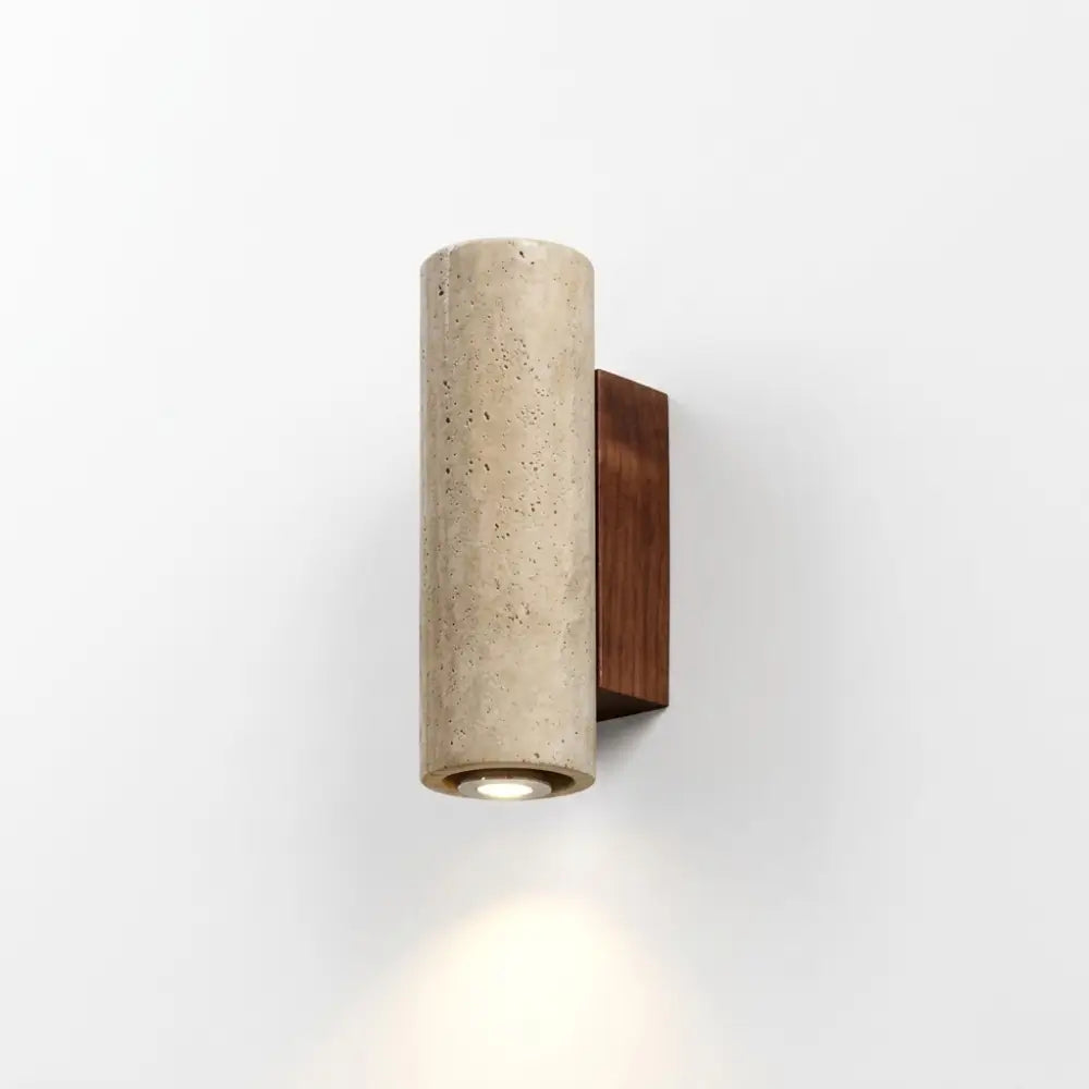 Arandela moderna travertino Siena de 16cm acesa com dois fachos de luz em fundo branco gelo