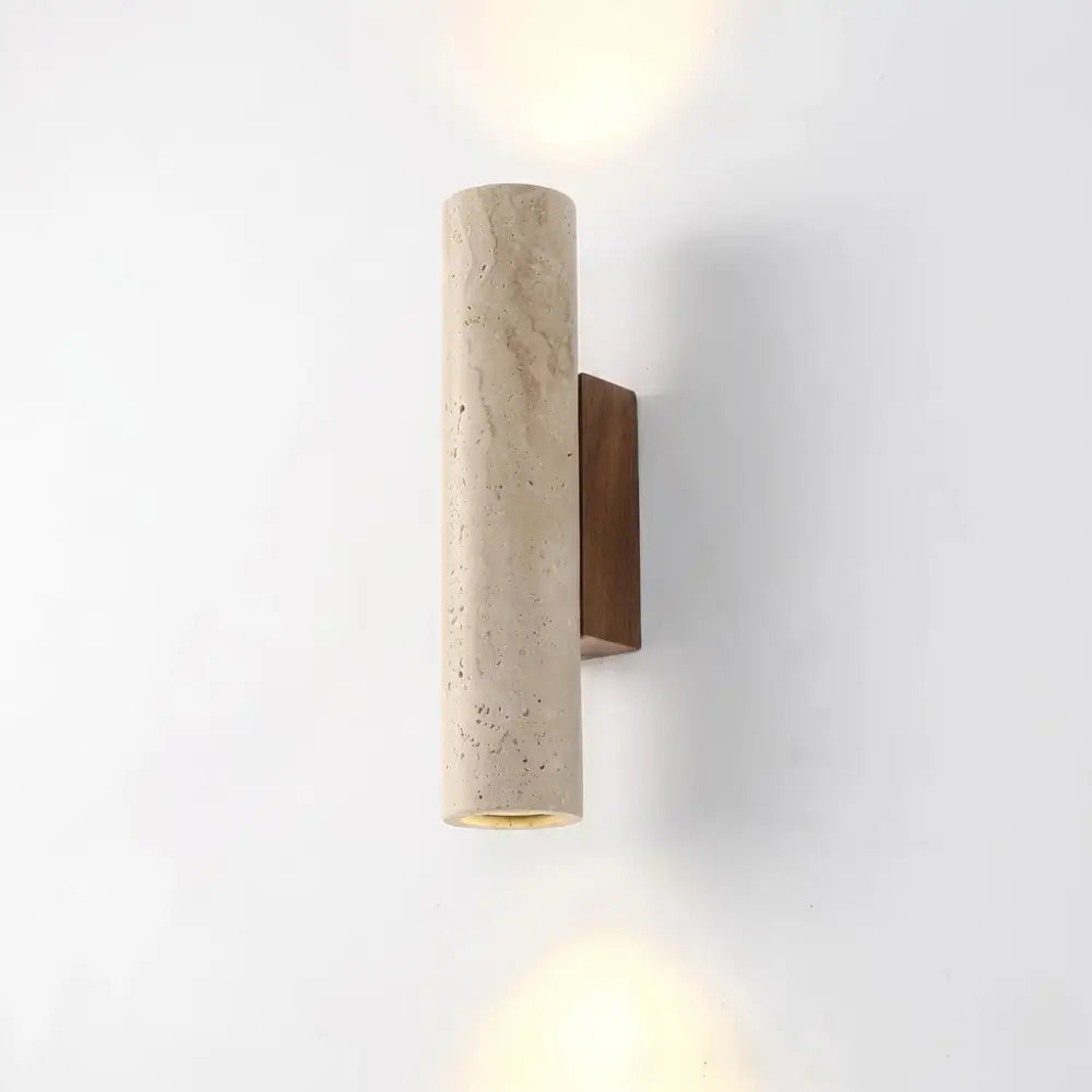 Arandela moderna travertino Siena de 28cm com iluminação acesa em fundo branco gelo