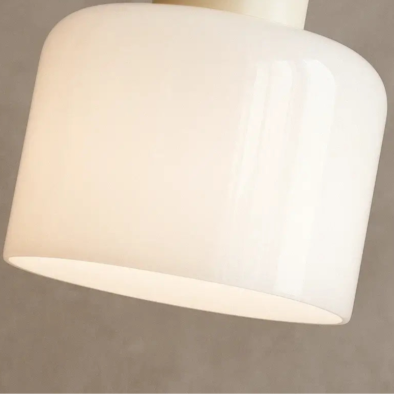 Close de luminária pendente de vidro branco Radiantbr em design clean e minimalista
