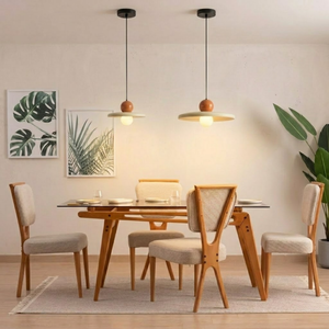 Composição decorativa com dois lustres pendentes estilo francês minimalista na cor laranja, tamanhos 20cm e 30cm, instalados lado a lado sobre uma mesa de jantar