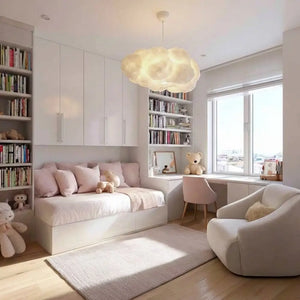 Decoração de quarto infantil feminino moderno iluminado por pendente nuvem Nimbus sobre a poltrona de amamentação e leitura.
