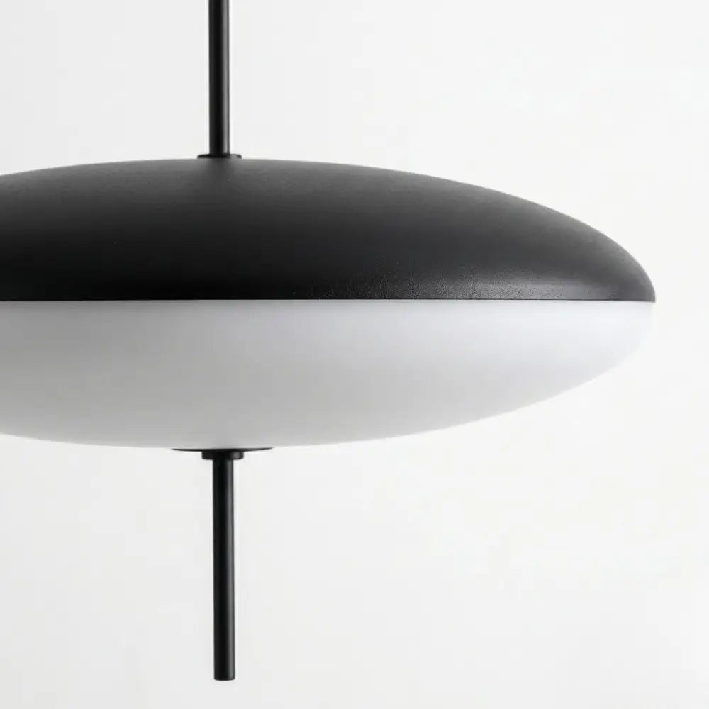 Close-up detalhado do acabamento da Luminária UFO, mostrando a cúpula em alumínio preto fosco e o difusor em acrílico opalino de alta qualidade que não deixa ver a lâmpada