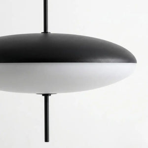 Close-up detalhado do acabamento da Luminária UFO, mostrando a cúpula em alumínio preto fosco e o difusor em acrílico opalino de alta qualidade que não deixa ver a lâmpada