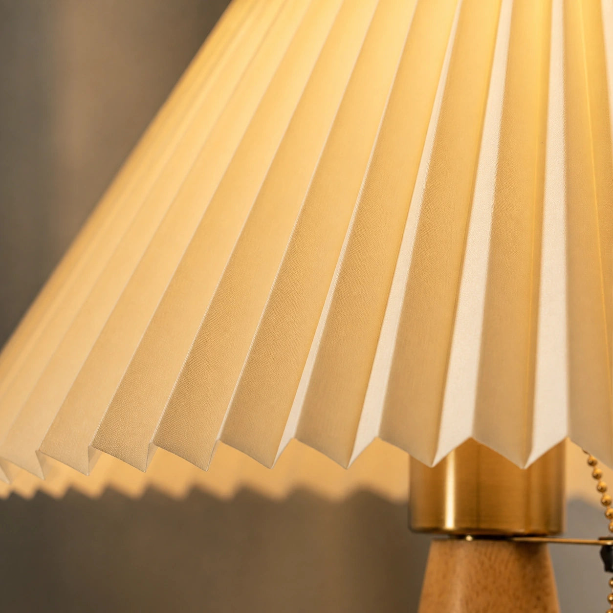 Detalhe da cúpula plissada da luminária de mesa Nara