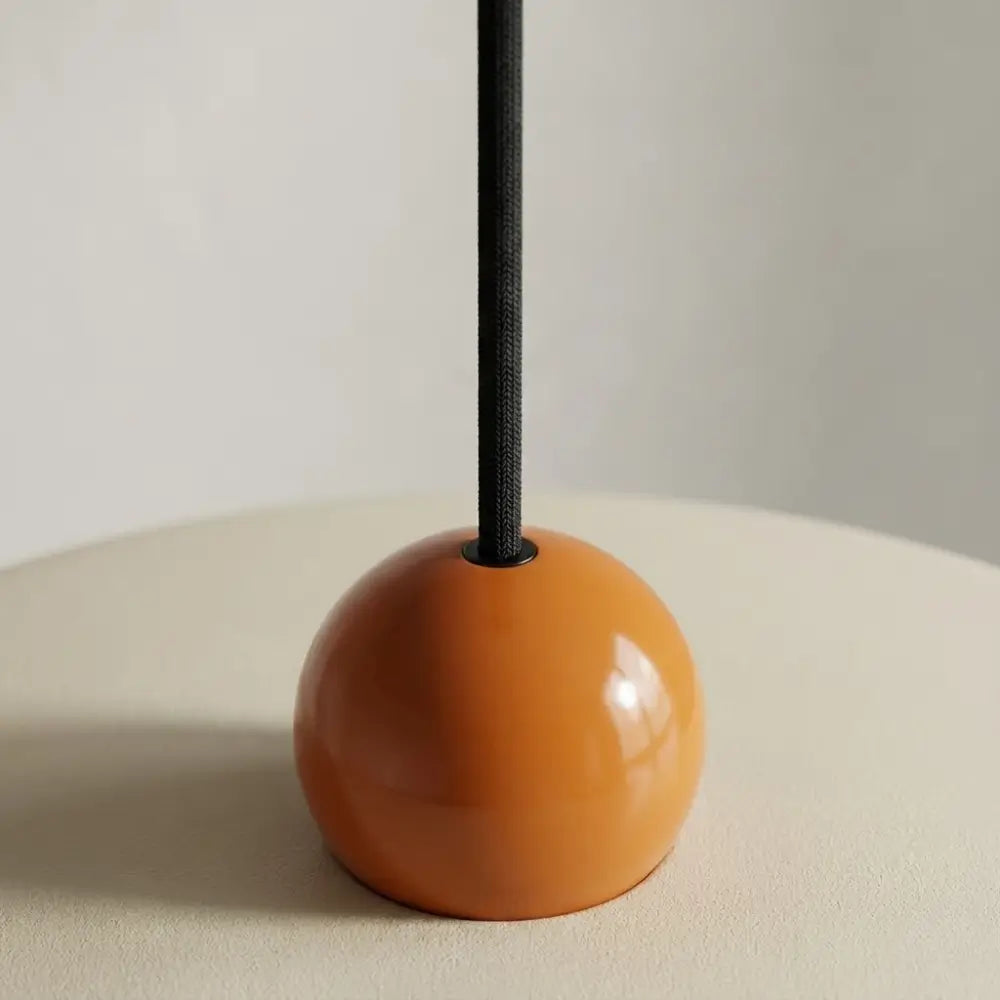 Detalhe do acabamento e esfera laranja do Lustre Pendente Estilo Francês Minimalista.