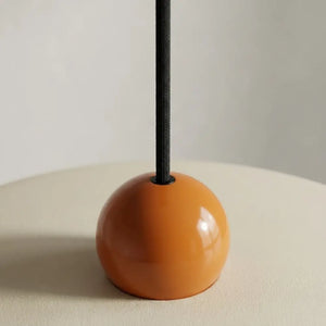 Detalhe do acabamento e esfera laranja do Lustre Pendente Estilo Francês Minimalista.
