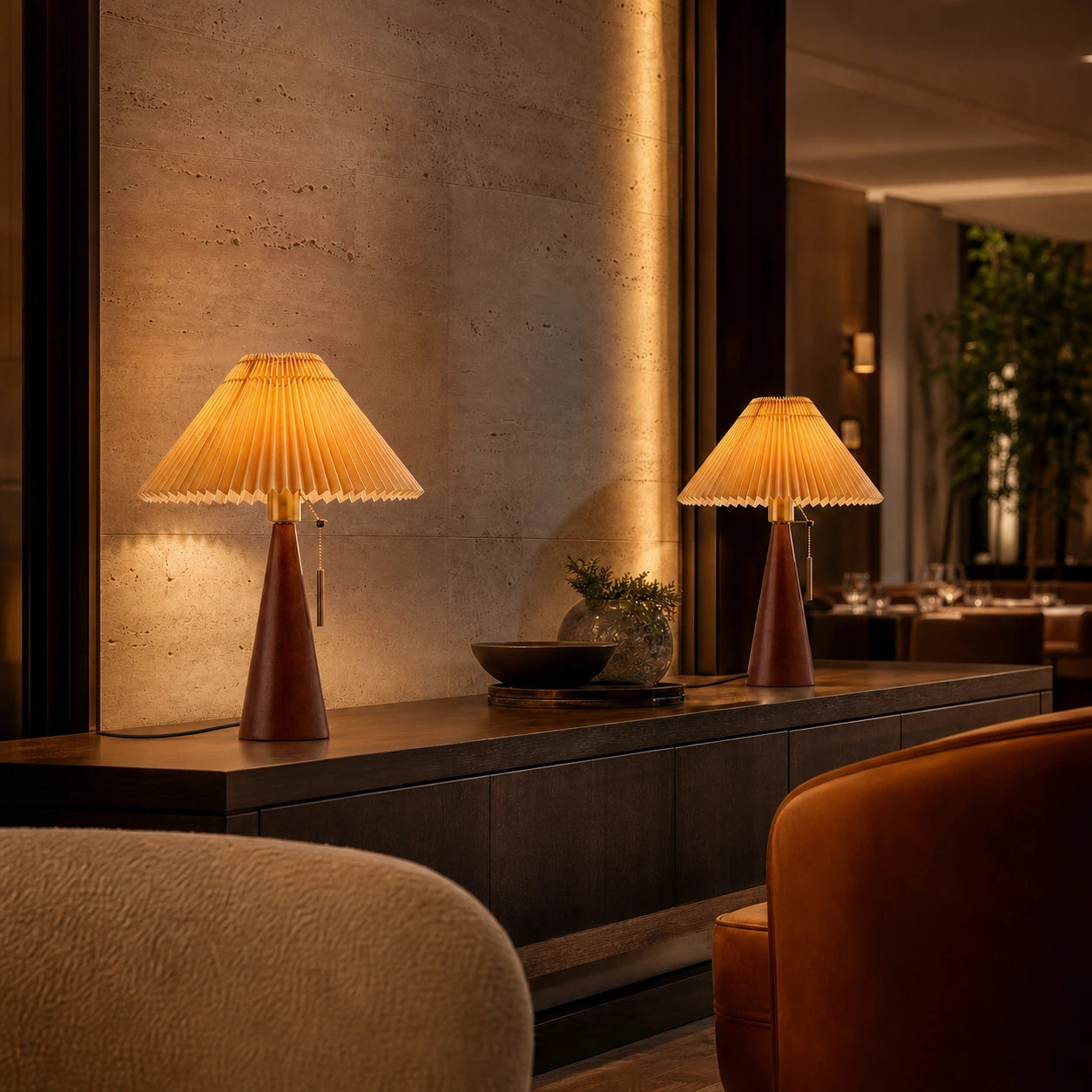 Duas luminárias de mesa Nara em madeira nogueira em ambiente boutique