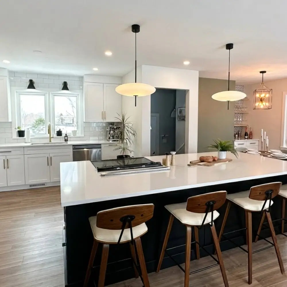 Bancada de cozinha americana iluminada por dois Pendentes Disco Ufo Brancos, ideal para iluminação de tarefa em ilhas gourmet e áreas de refeição