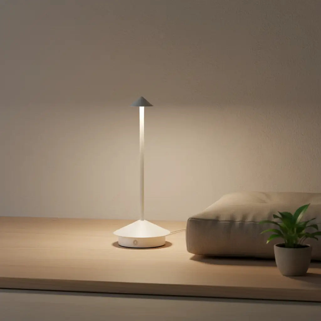 Luminária de mesa branca sobre uma base de madeira clara em um canto zen, com almofada e planta pequena, ideal para meditação e relaxamento