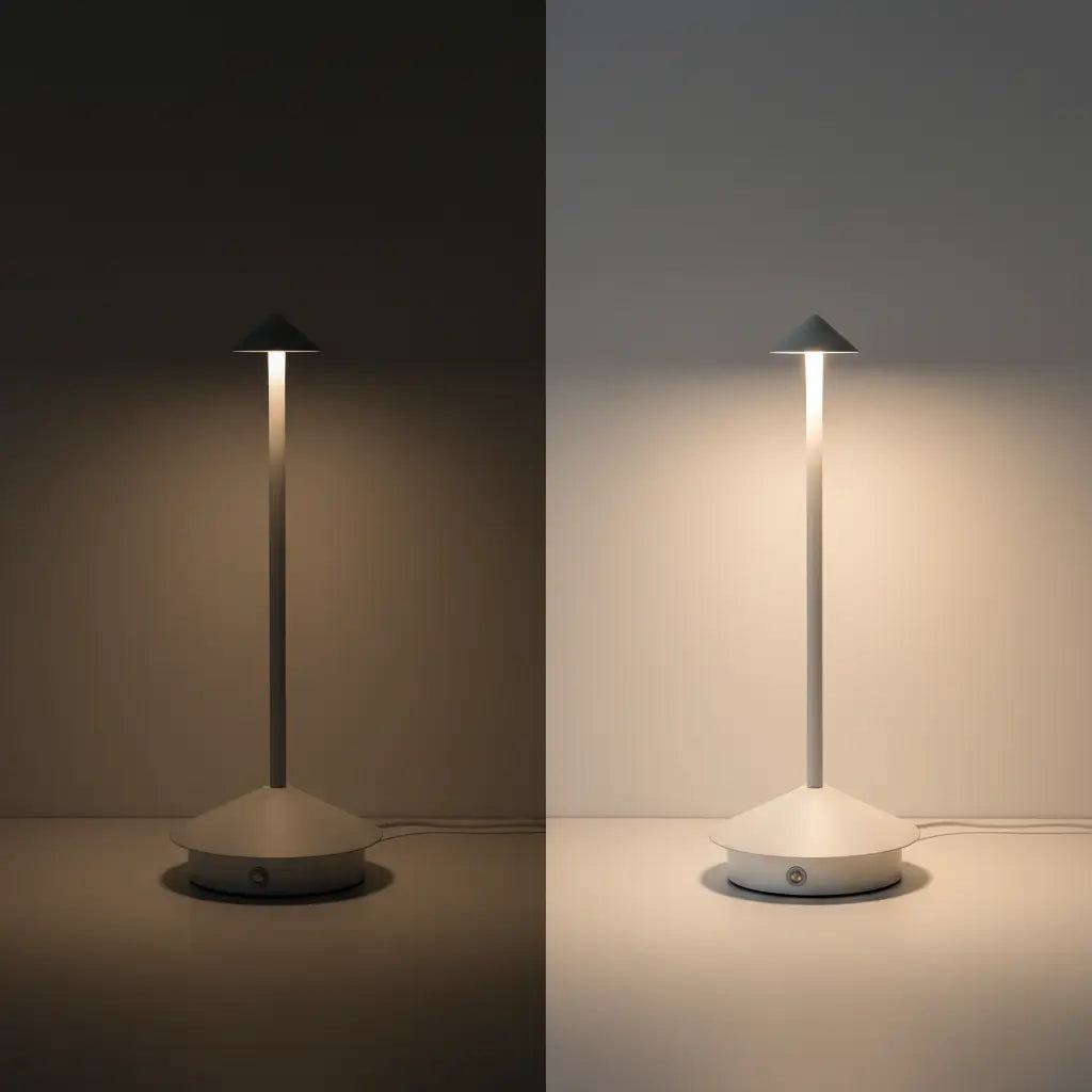 Comparativo lado a lado da luminária de mesa branca, mostrando a diferença de iluminação com o dimmer em brilho baixo e brilho alto, em um fundo claro