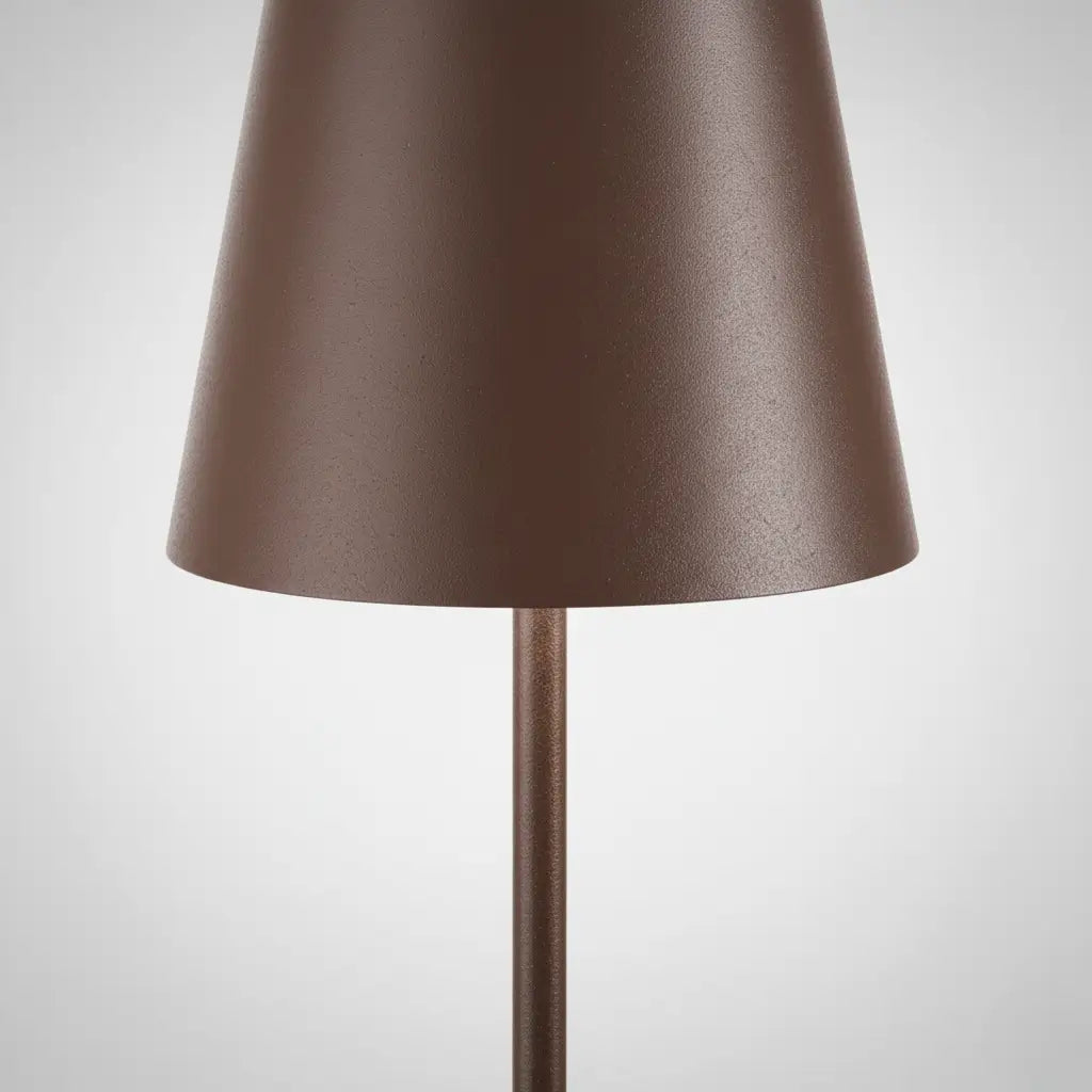 Close-up do acabamento da luminária de mesa de design marrom, destacando a textura fosca e a qualidade premium da luminária recarregável