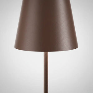 Close-up do acabamento da luminária de mesa de design marrom, destacando a textura fosca e a qualidade premium da luminária recarregável