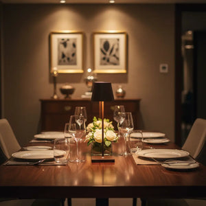 Luminária de mesa de design marrom no centro de uma mesa de jantar, criando uma atmosfera íntima e sofisticada. A luminária portátil é perfeita para refeições especiais